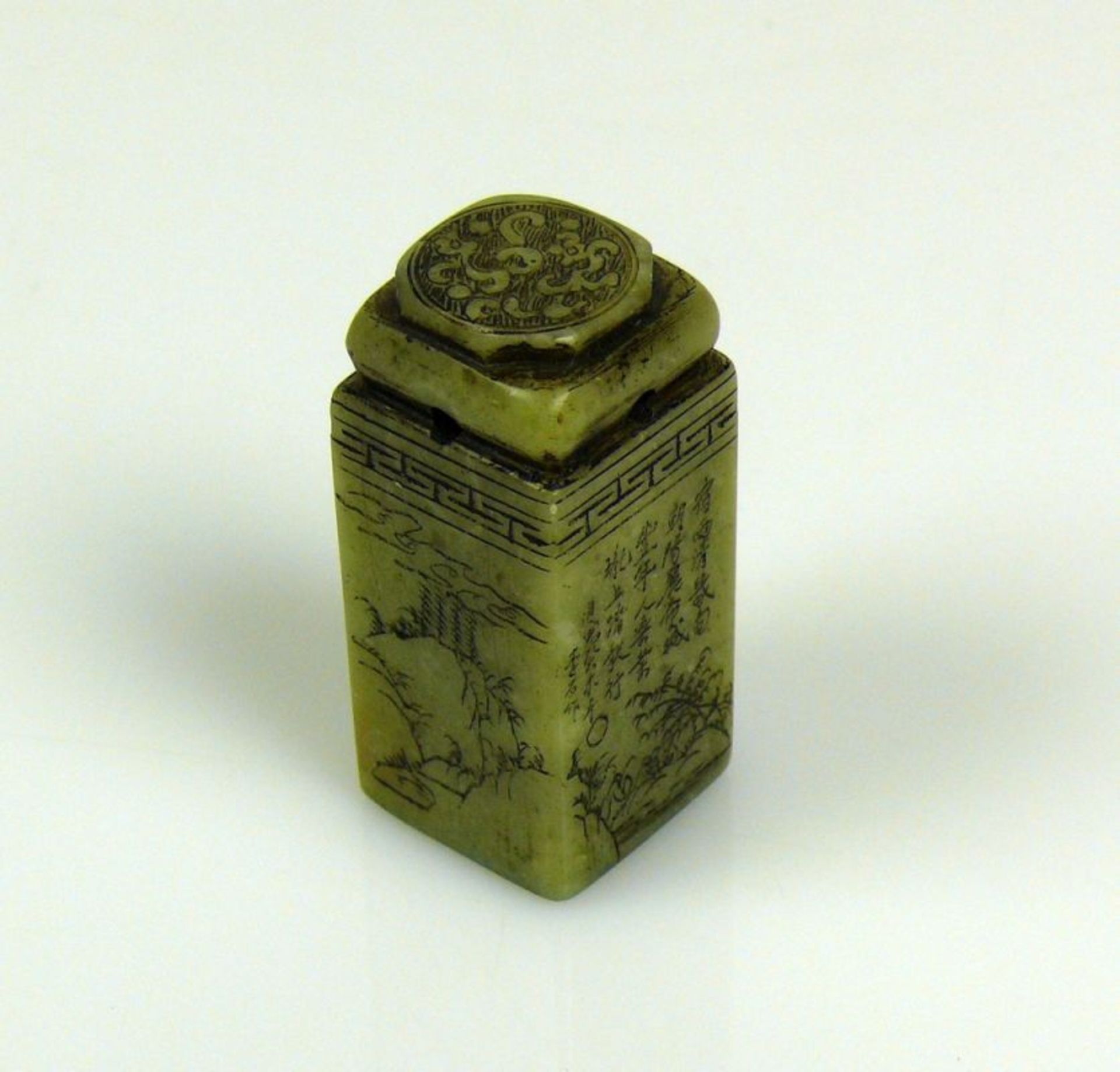 Petschaft hellgrüner Stein mit ziselierter Beschriftung und Floraldekor; Höhe: ca 5 cm - Bild 2 aus 7