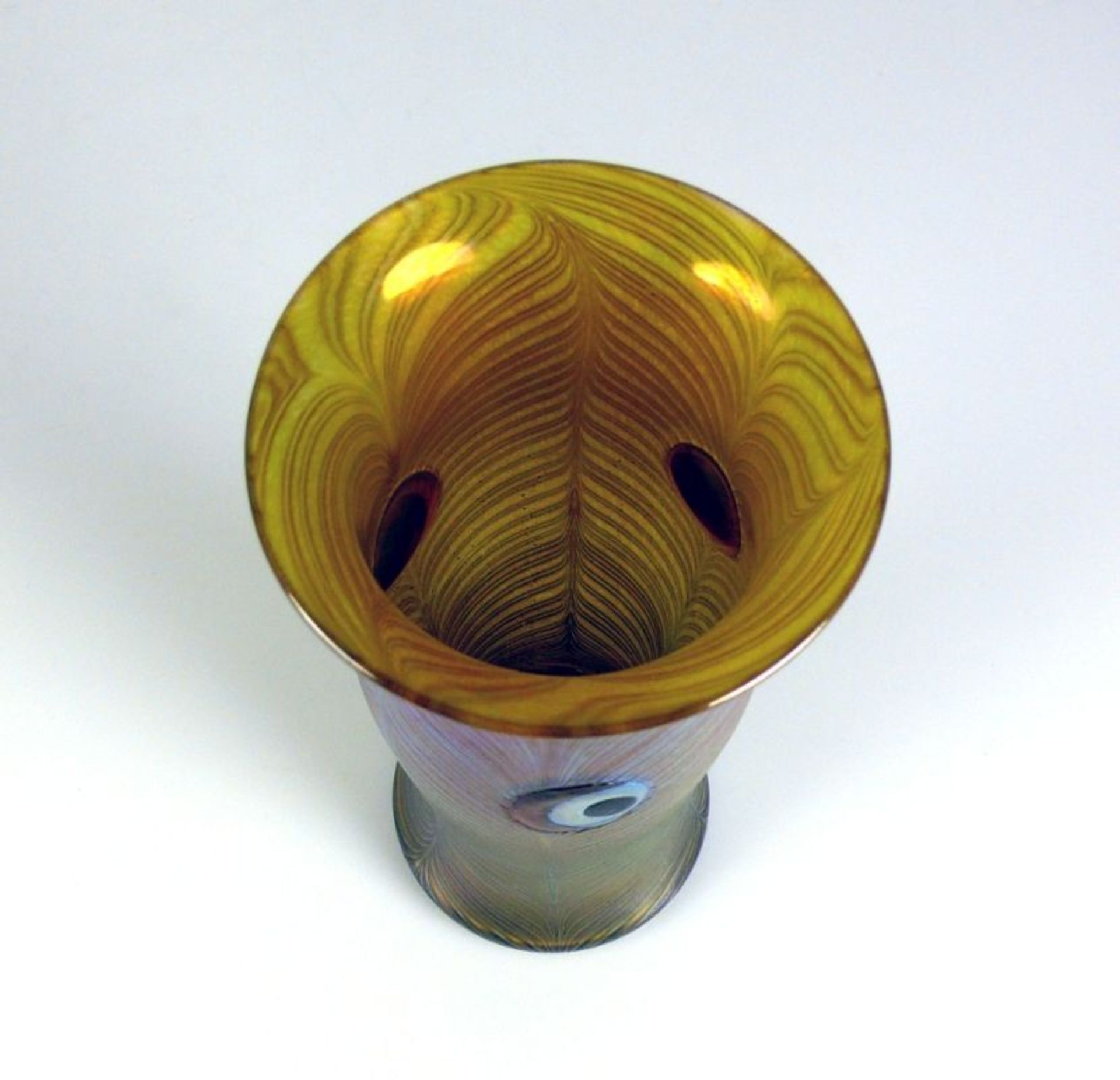 Vase (CZE) zylindrischer, leicht taillierter Korpus; Wandung mit Pfauenaugen-Dekor; silber-gelb - Bild 2 aus 3