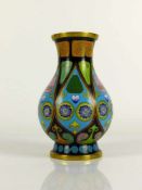 Cloisonné-Vase gebauchter Korpus; Stand und Hals mit Messingabschluss; farbig emaillierte Wandung;