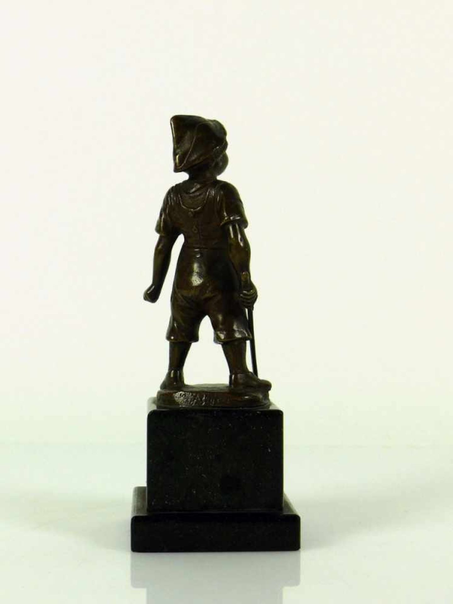 Jaeger, Gotthilf (1871 - 1933) "Kleiner Junge"; stehend mit Schwert in der Hand; Bronze, braun - Bild 4 aus 5