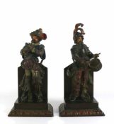 2 musizierende Soldaten (19.Jh.) mit Blasinstrument bzw. Trommel; bemalter Metallguss; auf