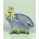 Schale (20. Jh.) Muschelform; auf Rand Kinderpaar und ein Frosch; blau-grüner Grund; 20 x 21 cm