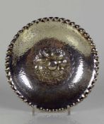 Zierschale (1.H.19.Jh.) Silber; runde Form; Fahne in gehämmertem Dekor; im Spiegel reliefierter