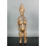 Sitzende Frauenfigur schwangere Frau auf Hocker sitzend; Holz geschnitzt; H: ca. 40 cm