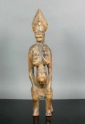 Sitzende Frauenfigur schwangere Frau auf Hocker sitzend; Holz geschnitzt; H: ca. 40 cm
