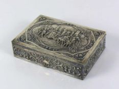 Deckeldose (um 1900) Silber 800; rechteckiger, flacher Korpus; auf Deckel vielfigurige,