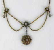 Collier (um 1905) gefertigt bei Wilken in Hamburg; 14ct GG; Gehänge mit Blüten- und Stabdekor;