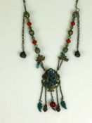 Halskette (19. Jh.) wohl Tibet; Silber mit Emailedekor, Türkise und Koralle; Anhänger mit sitzendem,