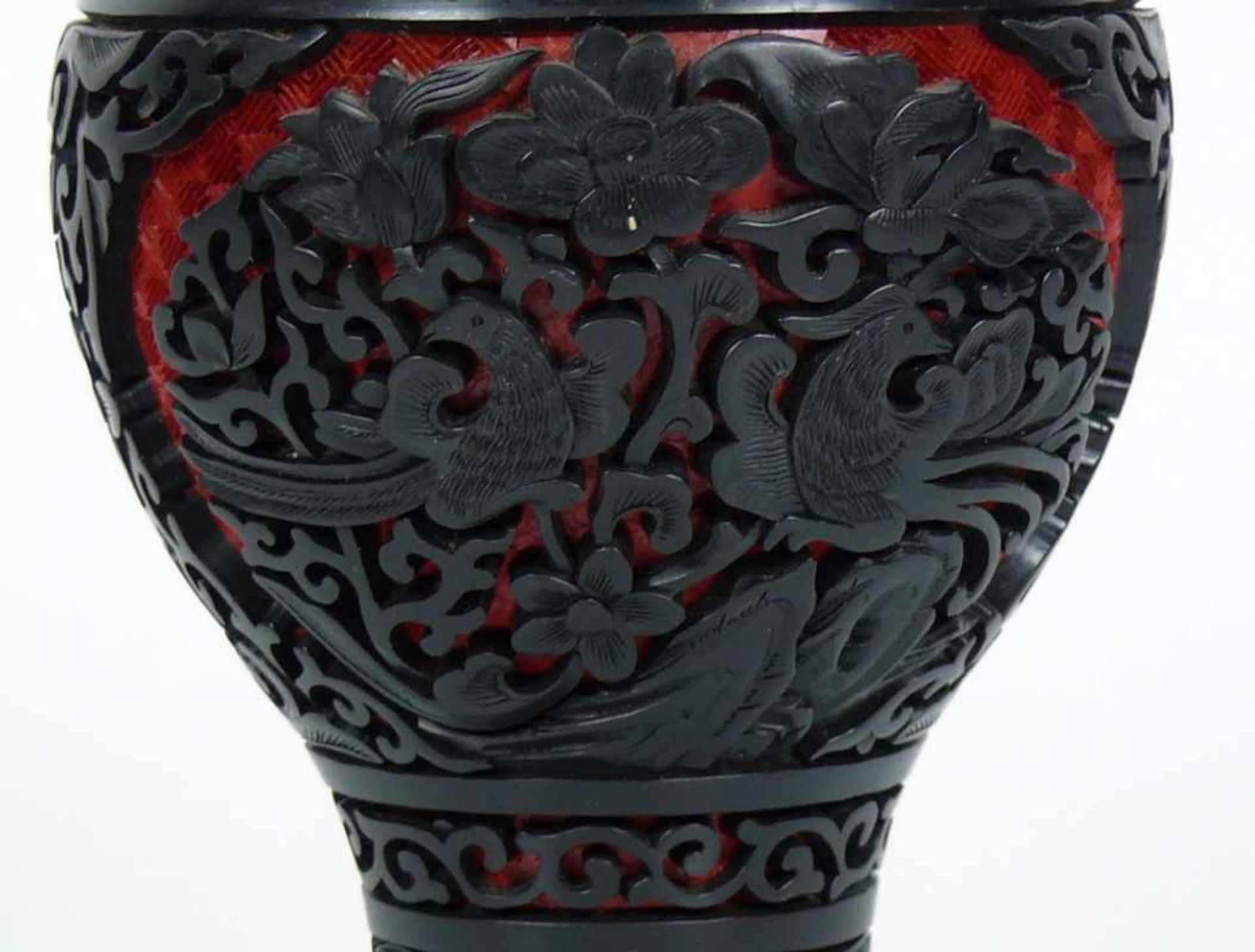 Schwarzlack-Vase mit floralem Dekor und Vögel auf rotem Grund; Vaseninneres blau emailiert; - Bild 2 aus 3