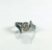 Damen Solitär-Diamantring (ca. 1940) in moderner 14ct WG-Schiene; Diamant von ca. 1,50ct W-VS;