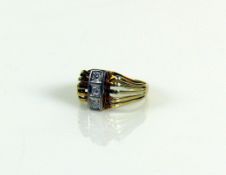 Damenring 14ct GG; besetzt mit 3 kleinen Brillanten zus. ca. 0,15ct; Ringgr. 52; 3,5g;