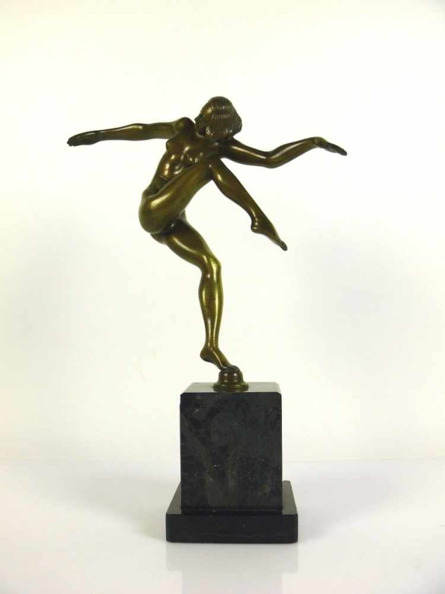 Tänzerin (1. H. 20. Jh.) weiblicher Akt in bewegter Haltung; auf anthrazit farbenem Steinsockel; - Bild 3 aus 6