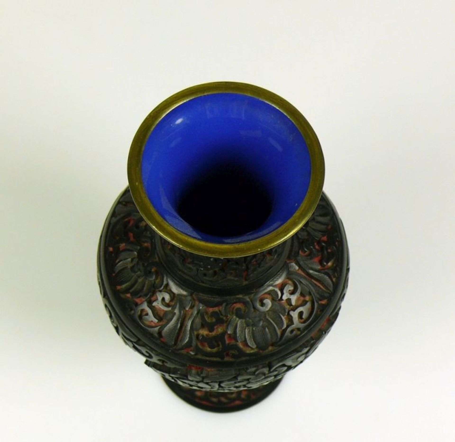 Schwarzlack-Vase mit floralem Dekor und Vögel auf rotem Grund; Vaseninneres blau emailiert; - Bild 3 aus 3