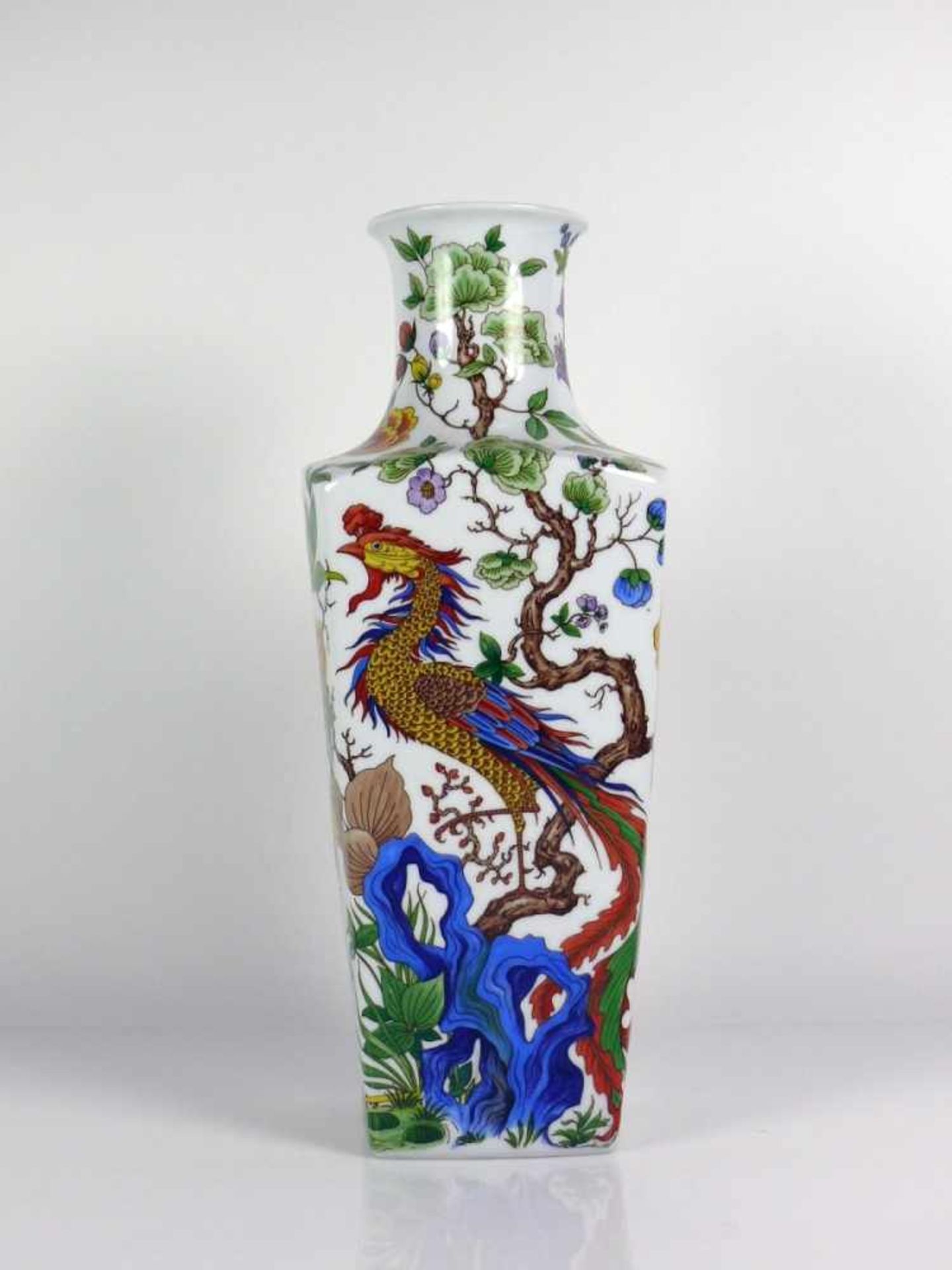 Vase (20. Jh.) viereckiger Korpus mit eingezogenem Hals; umlaufender polychrom floral bemalter