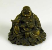 Sitzender Glücks-Buddha Bronze; mit fröhlichem Gesicht; Höhe: 7 cm