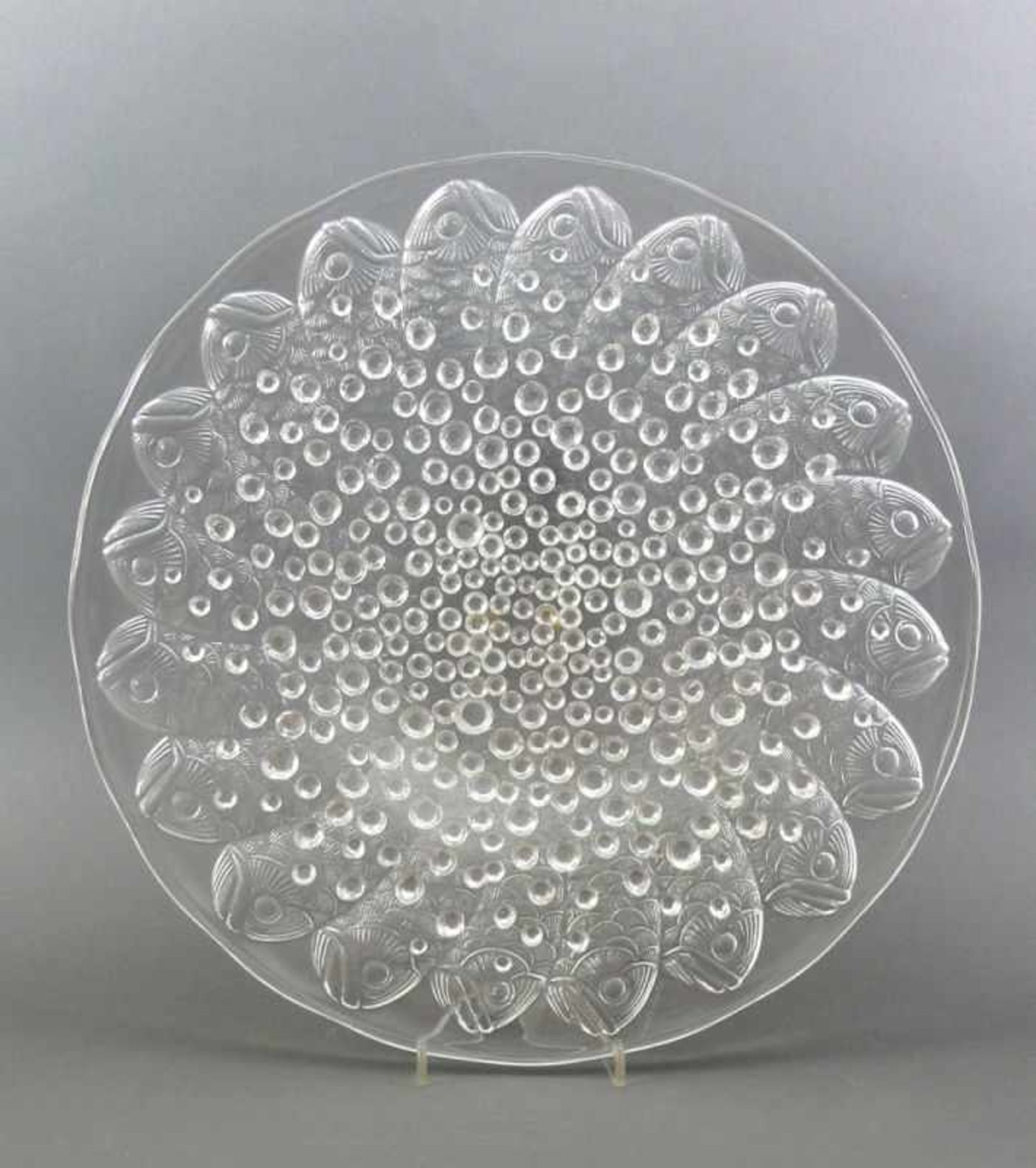 Lalique-Schale (Frankreich, 20. Jh.) "Fische im Relief"; Kristallglas; Entwurf: R. Lalique 1932;