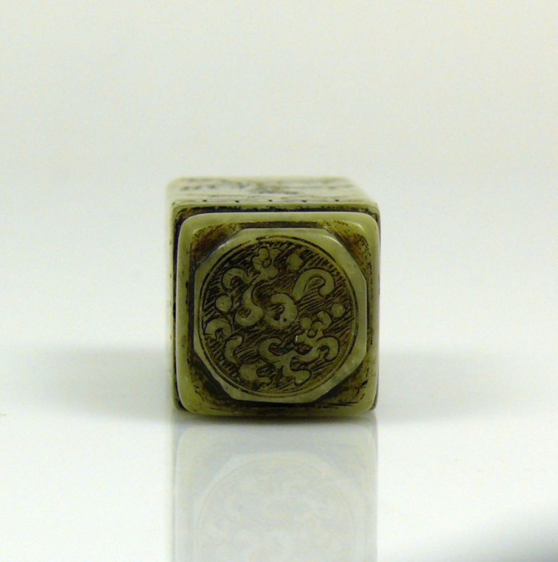 Petschaft hellgrüner Stein mit ziselierter Beschriftung und Floraldekor; Höhe: ca 5 cm - Bild 7 aus 7