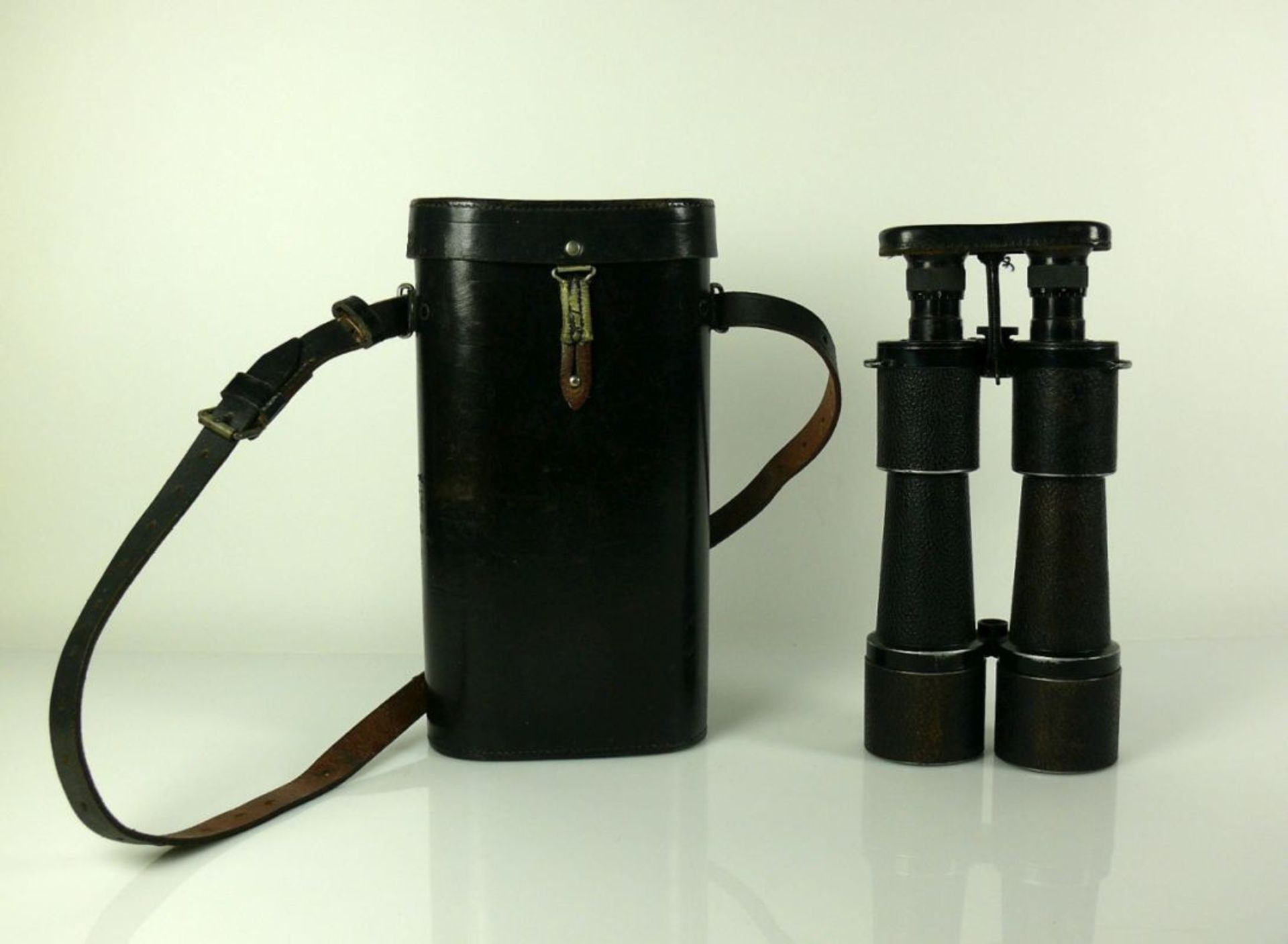 Zeiss-Feldstecher D.F. 10 x 50, Nr. 747119; Carl Zeiss Jena; L: 25,5 cm; in Original-Lederetui