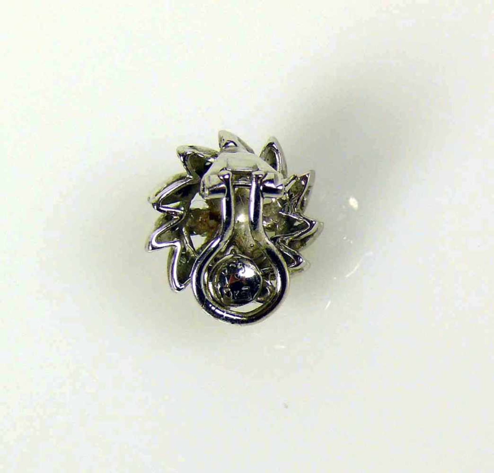 Ohrclip 14ct WG; blütenförmiger Dekor besetzt mit 7 Diamanten von zus. ca. 0,20ct; 3,5g - Bild 3 aus 3