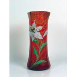 Vase (um 1900) zylindrischer Korpus, leicht tailliert; auf rotem Grund farbiger Emaile-Dekor; Höhe