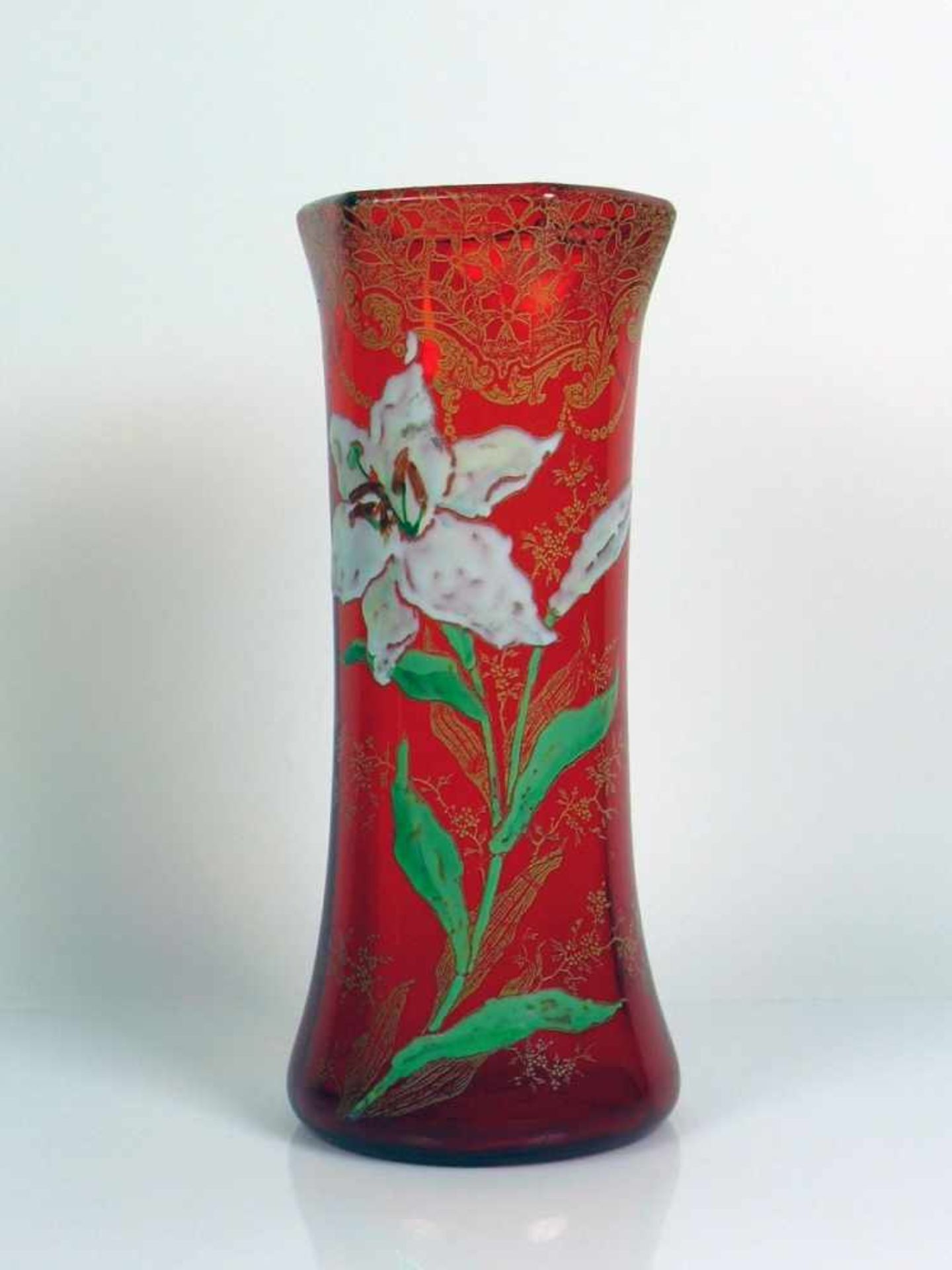 Vase (um 1900) zylindrischer Korpus, leicht tailliert; auf rotem Grund farbiger Emaile-Dekor; Höhe