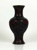 Schwarzlack-Vase mit floralem Dekor und Vögel auf rotem Grund; Vaseninneres blau emailiert;