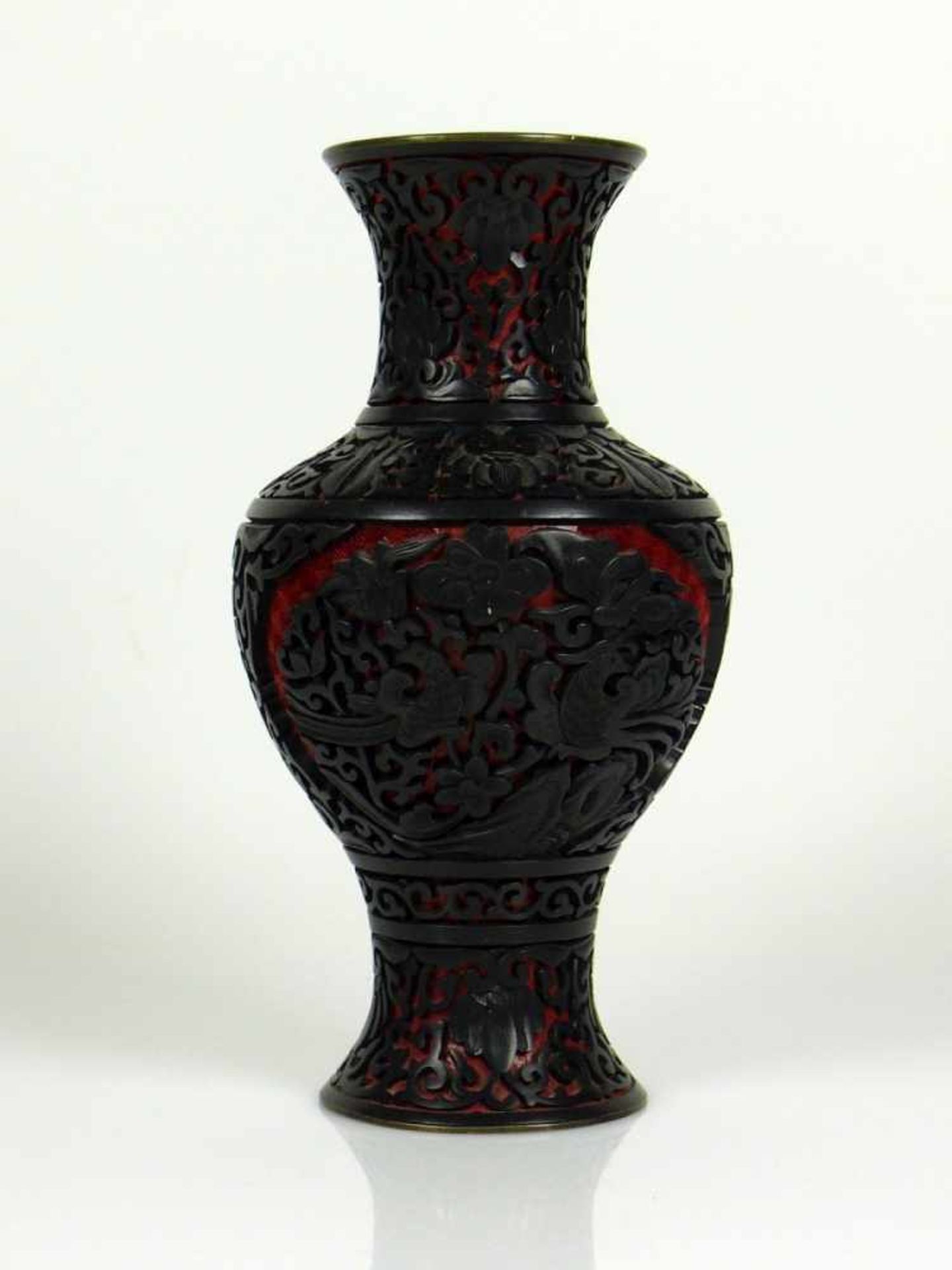 Schwarzlack-Vase mit floralem Dekor und Vögel auf rotem Grund; Vaseninneres blau emailiert;