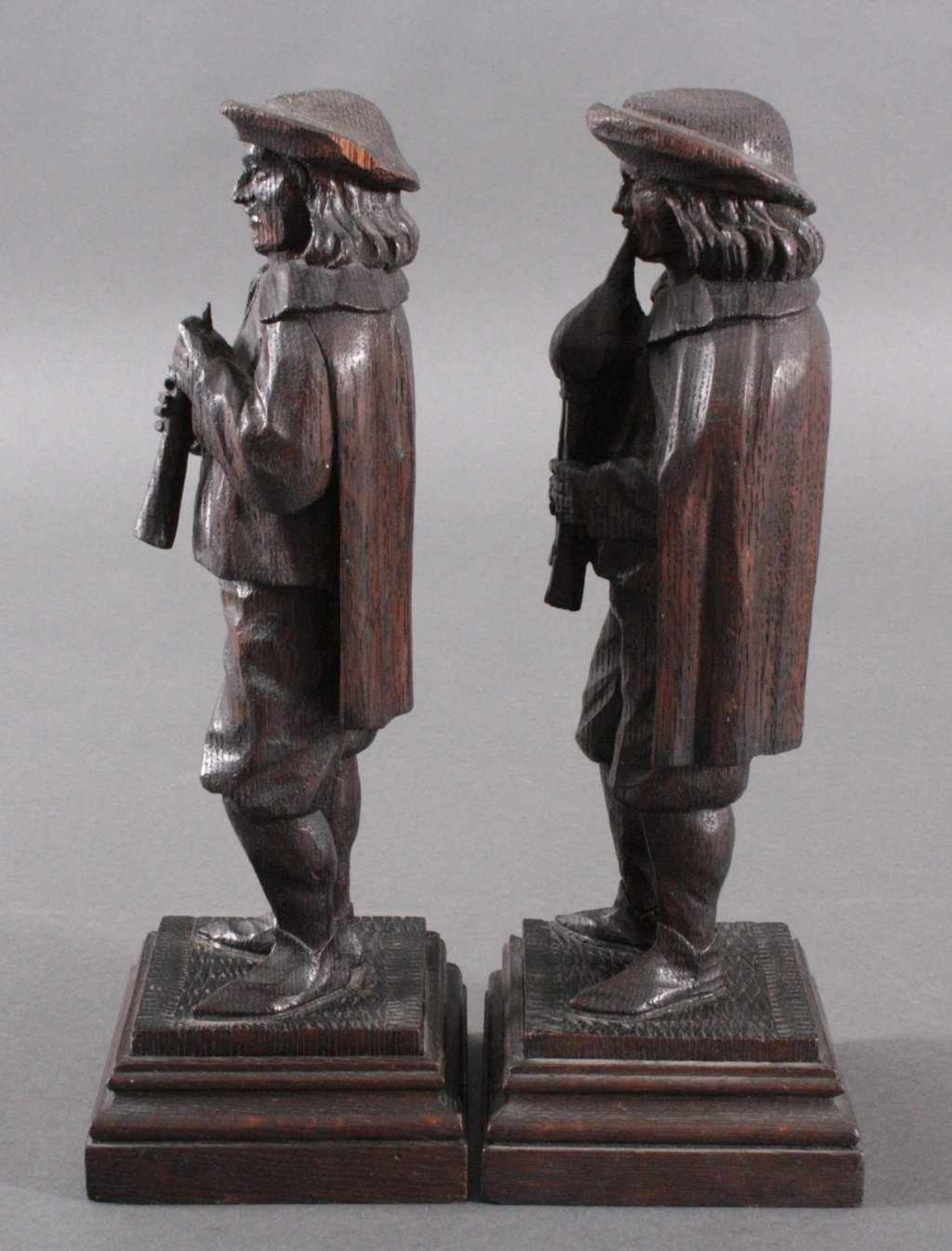 Paar Holzskulpturen, 19. Jh.Dudelsack und Flötenspieler, aus dem Vollholz geschnitzt,auf viereckigem - Bild 4 aus 5