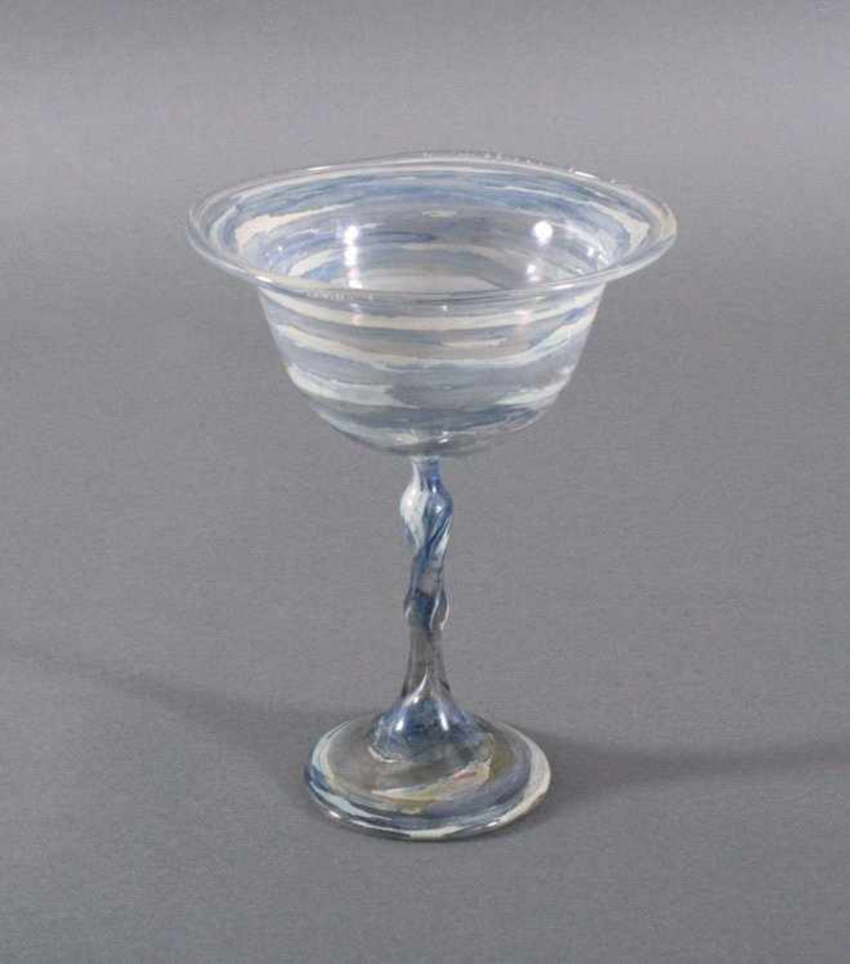 Künstlerglas-GlasschaleKlarglas, farbige Schliereneinschmelzungen runder Standfuß.Fuß geätzt "M B
