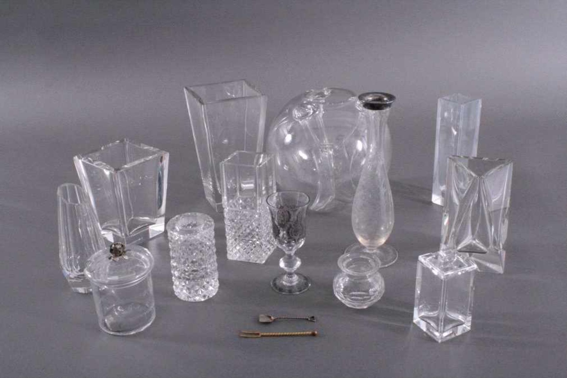 Konvolut Glas, 15-teiligVasen, Gläser, Deckelgefäße, teilweise Kristallglas,geschnitten,