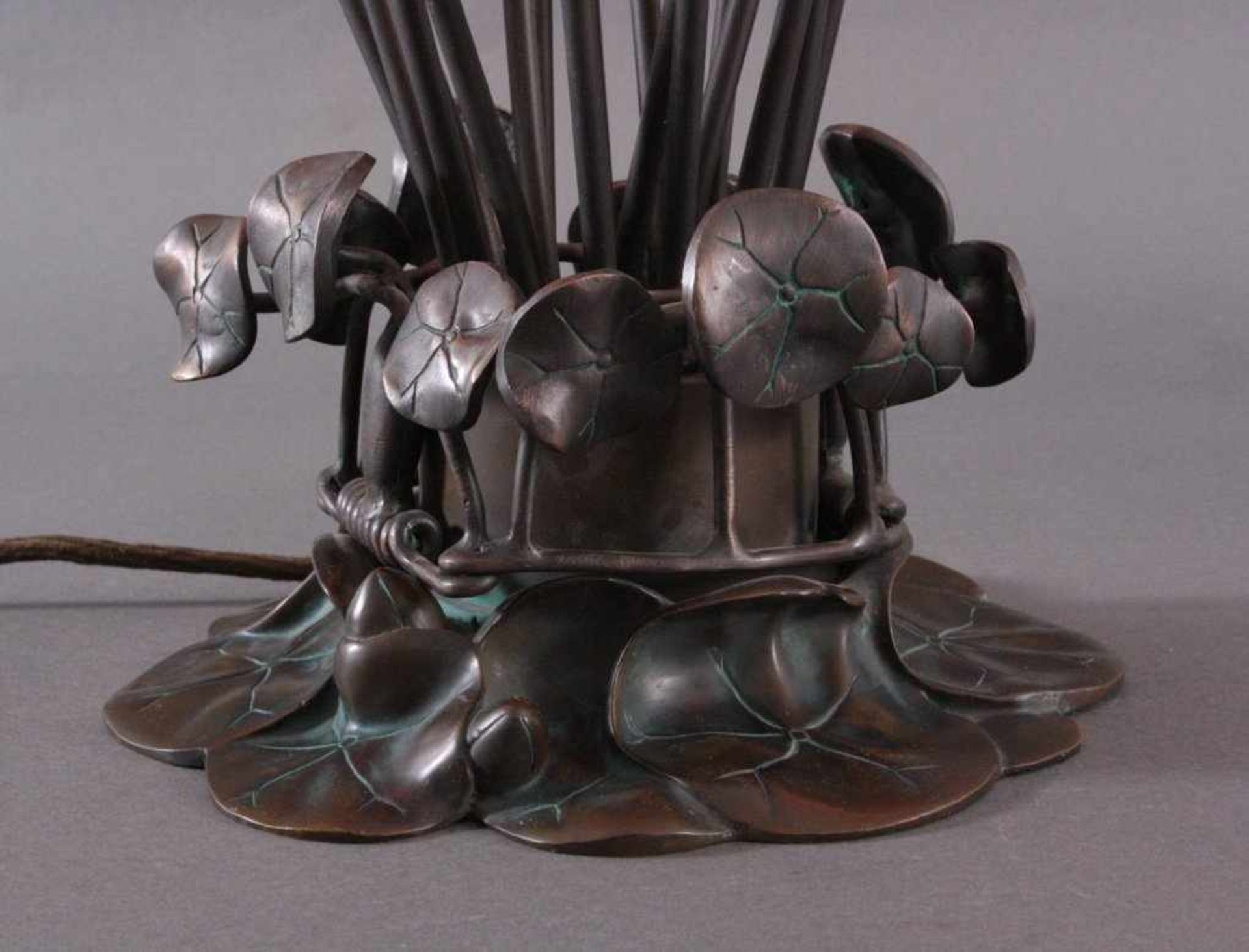 Tischlampe im Tiffany Stil, 18-flammigGroße Tischlampe, Bronze, reliefierter Sockel auf 4 Füßenund - Bild 2 aus 4