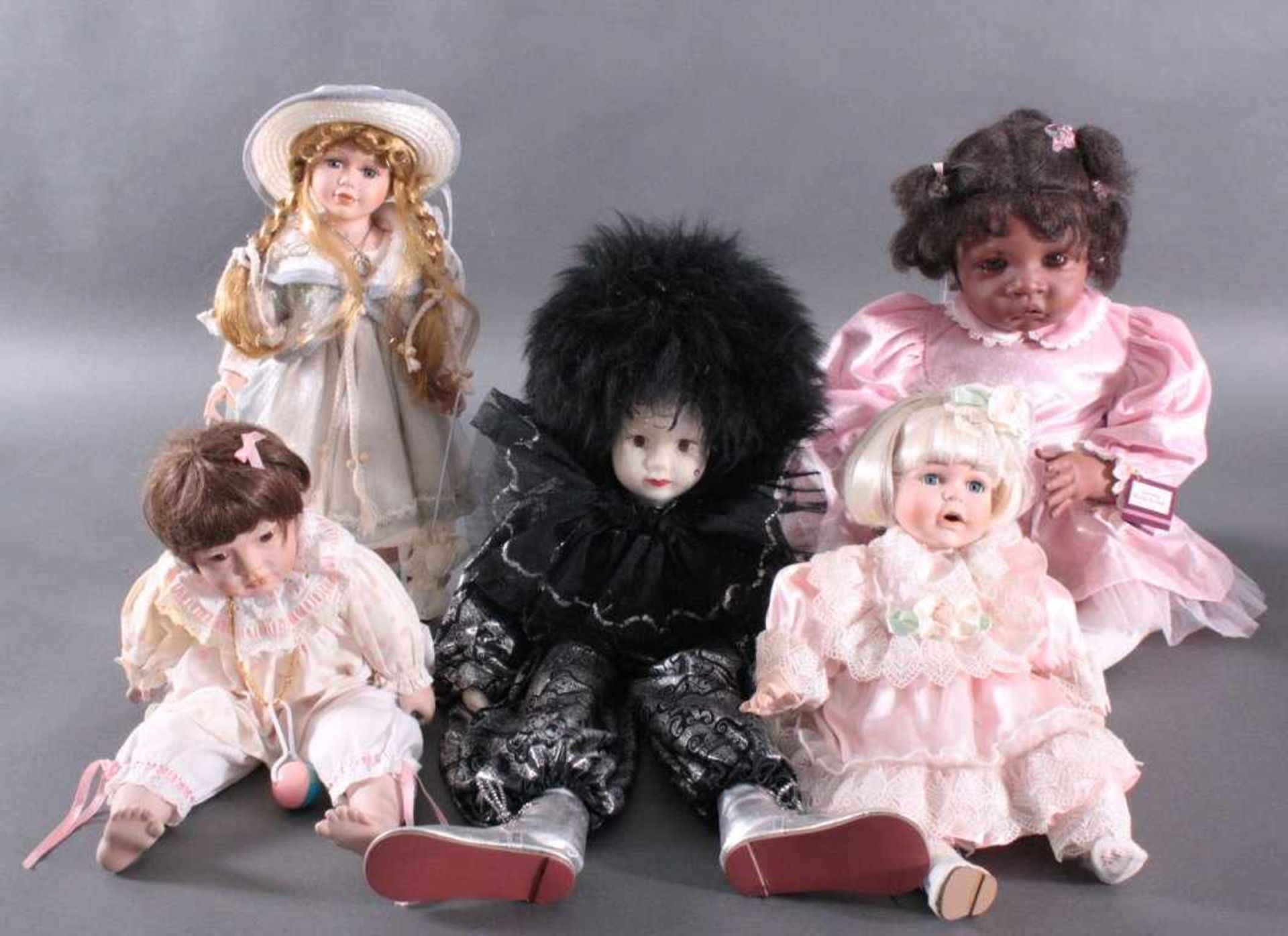 Konvolut Puppen5 Stück, Porzellankopf, -hände und -füße, Stoffkörper.1 "RF-Collection" Puppe, blonde