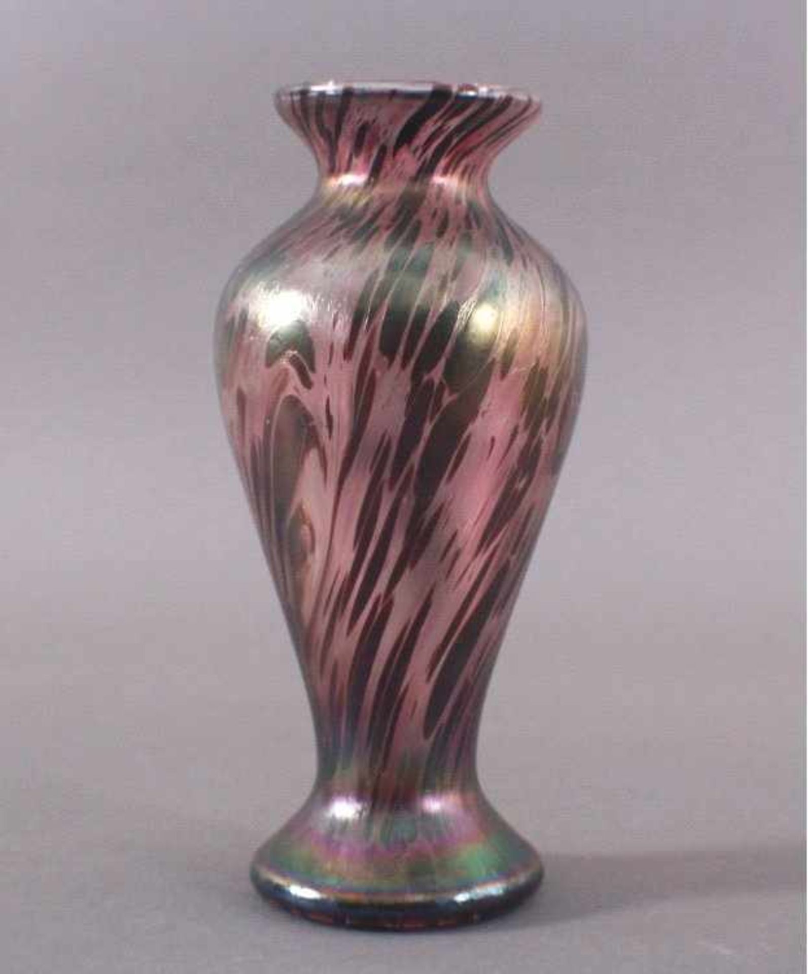 Jugendstil Replik Vase mit FarbeinschließungenVase mit Farbeinschließungen, verschiedene Rottöne,