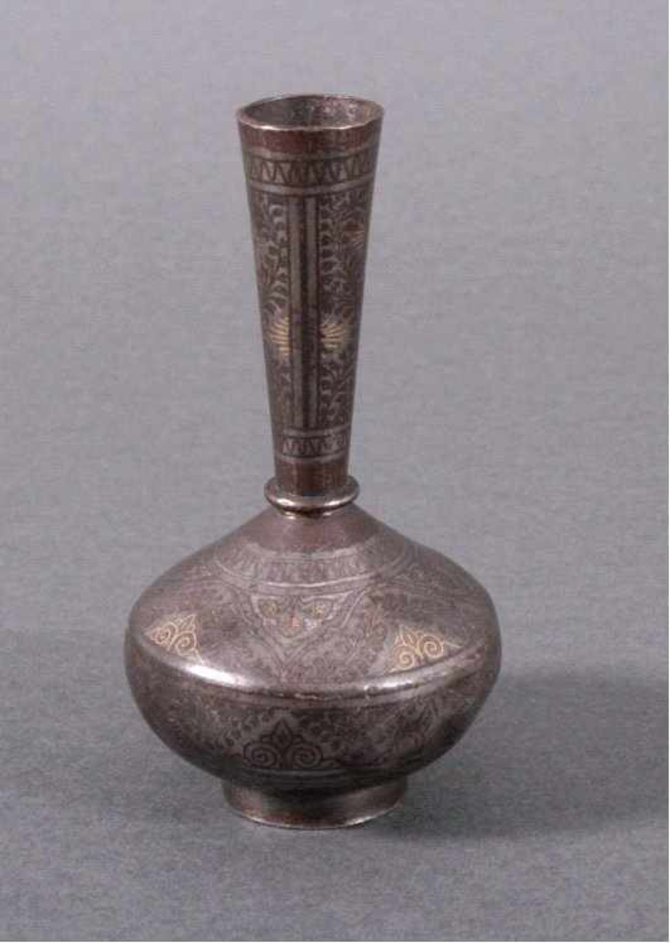 Safawidische Rosenduft-Behälter, Persien 17. Jh.Gebauchte Form mit lagem Hals auf rudem Standring,