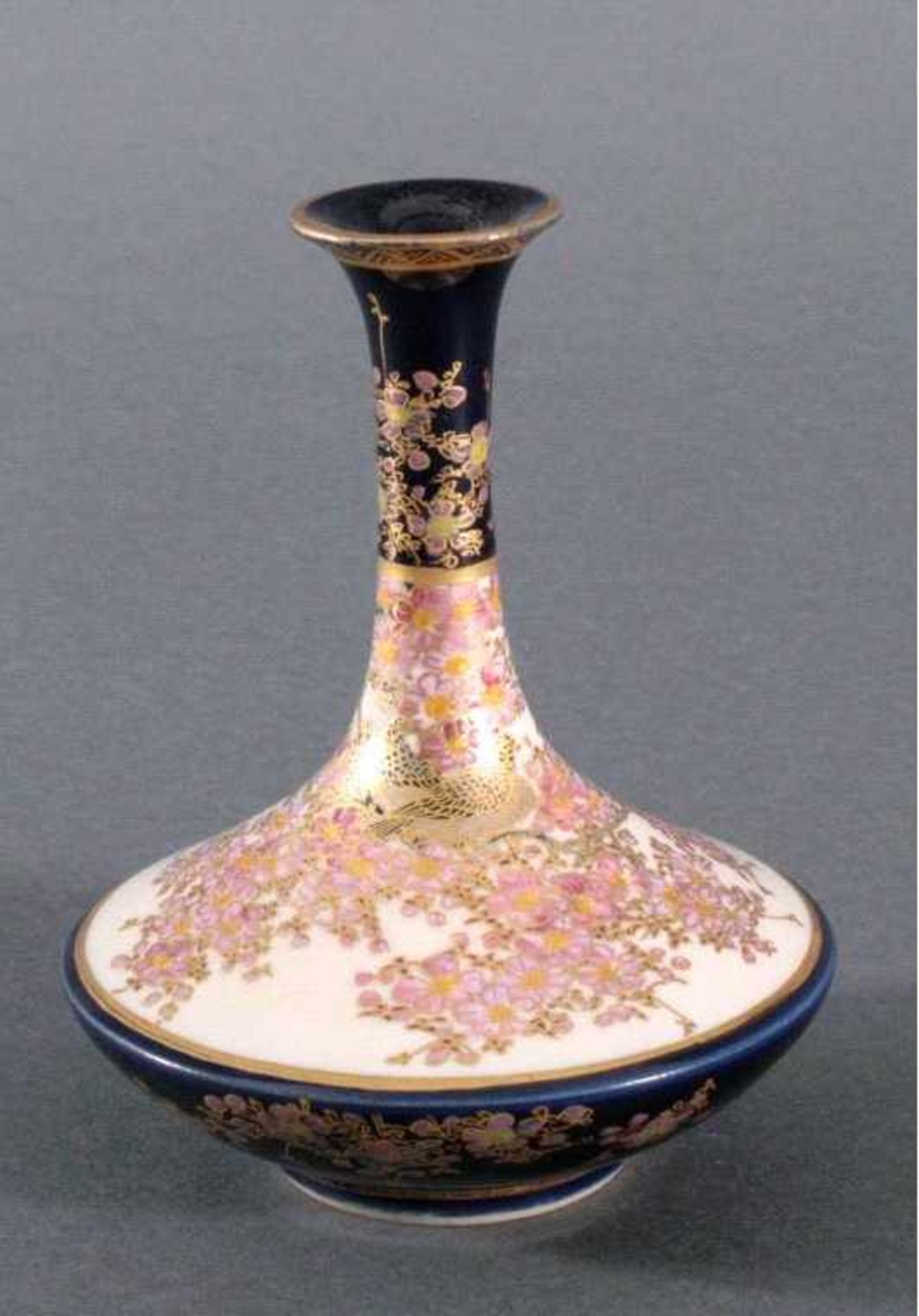Japanische Vase, Kinkozan, um 1900Steingut, kobaltblauer Fond, reicher Dekor imGoldbrokatstil,