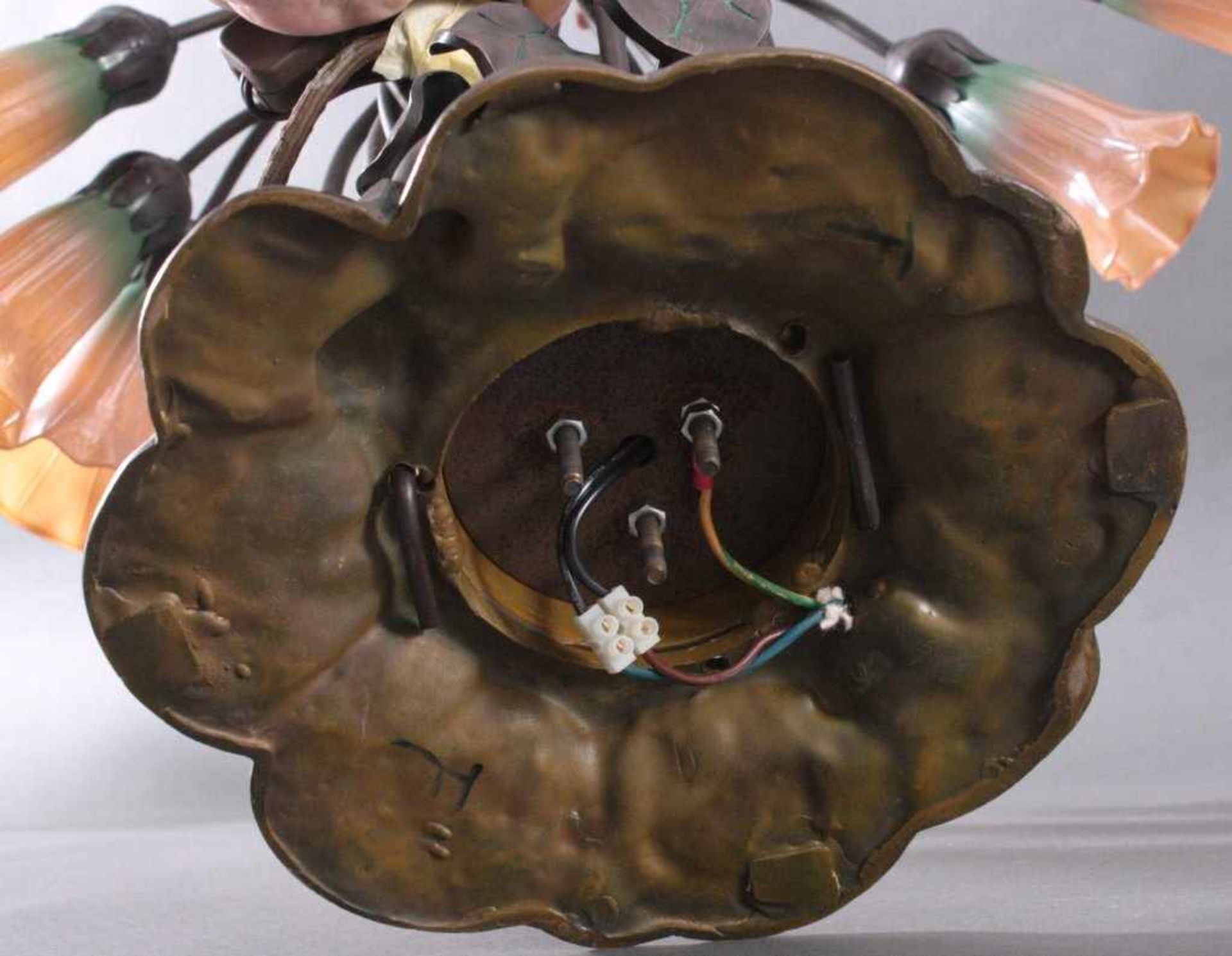 Tischlampe im Tiffany Stil, 18-flammigGroße Tischlampe, Bronze, reliefierter Sockel auf 4 Füßenund - Bild 4 aus 4