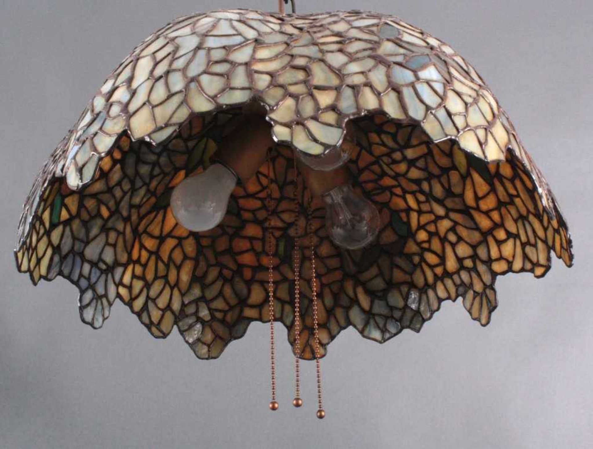 Tiffany-Stil Deckenlampe3-flammig, Höhe des Schirms 25 cm, D- 49 cm.Provenienz: Aus dem Nachlass des - Bild 2 aus 2