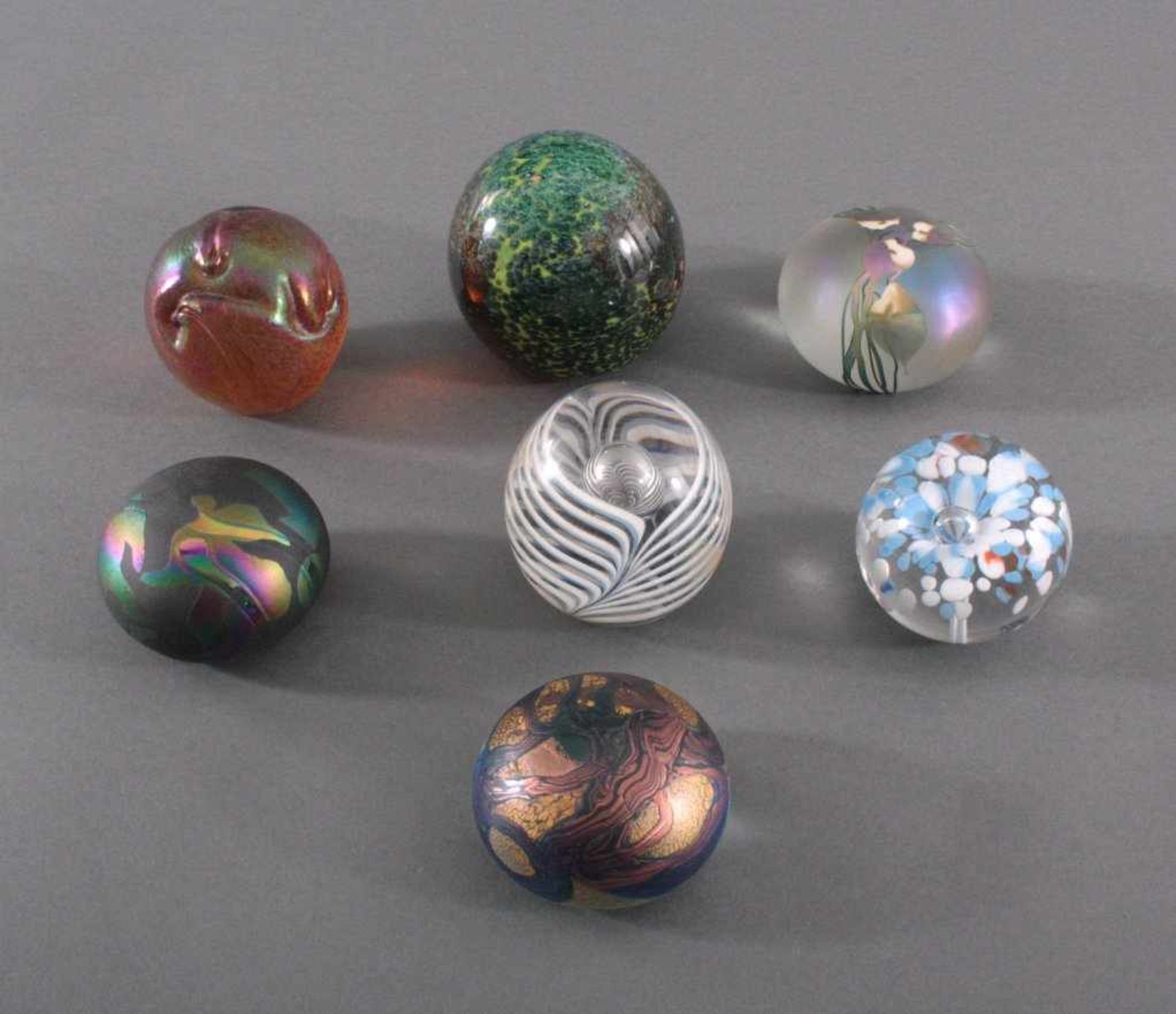 Konvolut Paperweights7 Stück, teilweise mit Ätzsignatur, unterschiedliche Farbenund Muster, ca. D-70