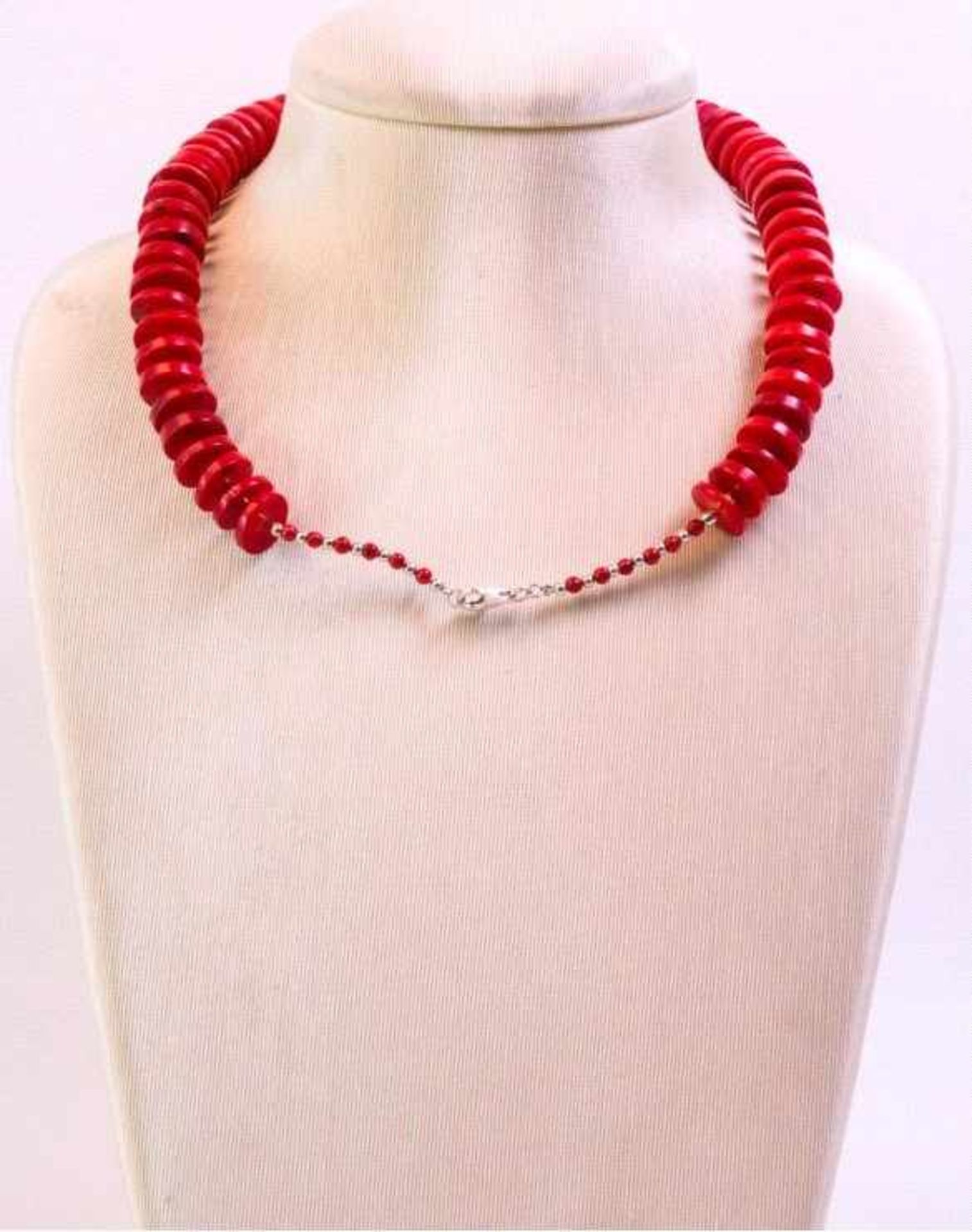 Halskette rote KoralleAus 76 Scheiben (ca D. 1,5 cm) zusammengesetzt, Schließe undGlieder aus - Bild 2 aus 2