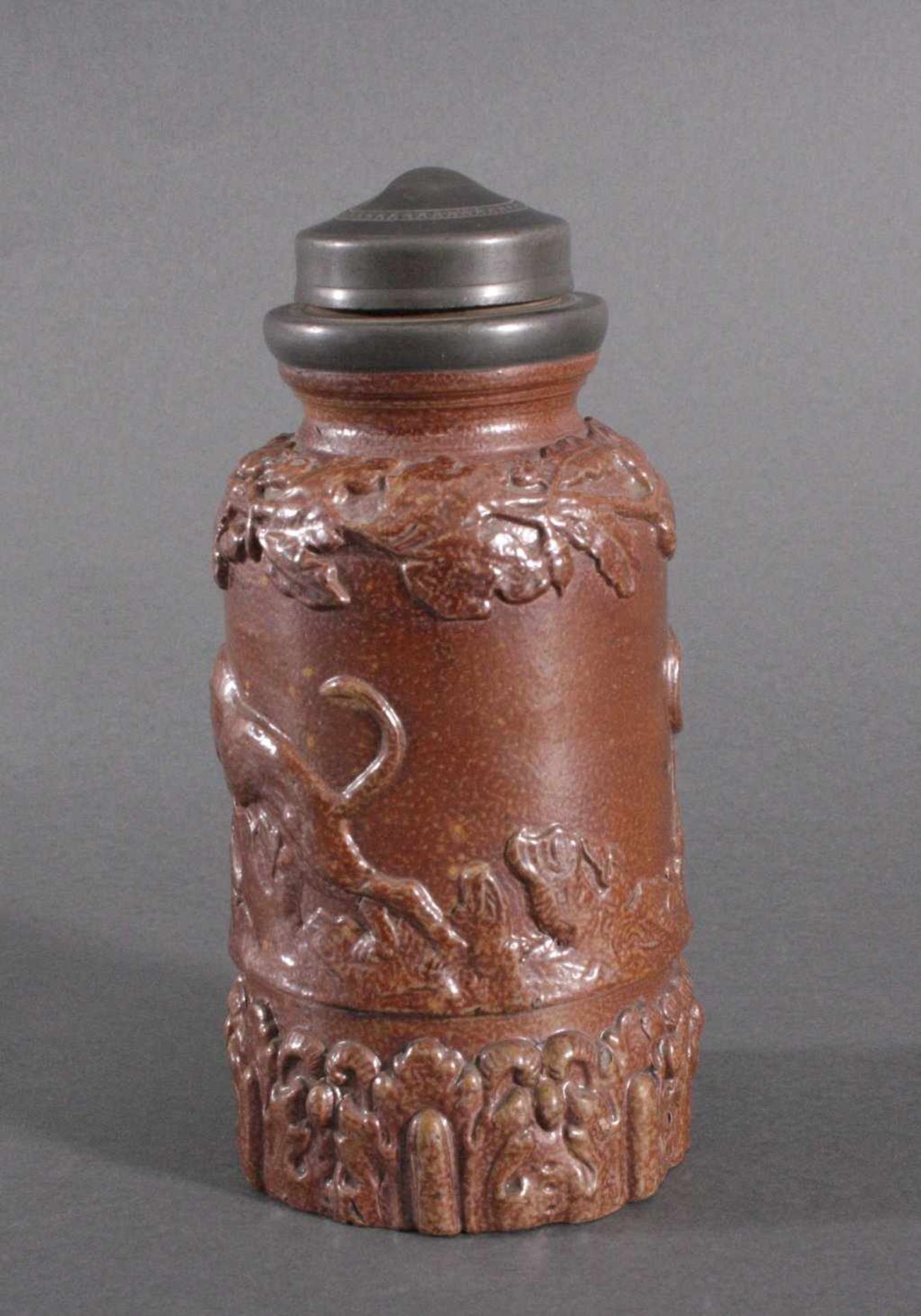 Flasche mit ZinnschraubverschlussGrauer Scherben mit brauner Salzglasur, reliefierte Wandungvon 2 - Bild 2 aus 3