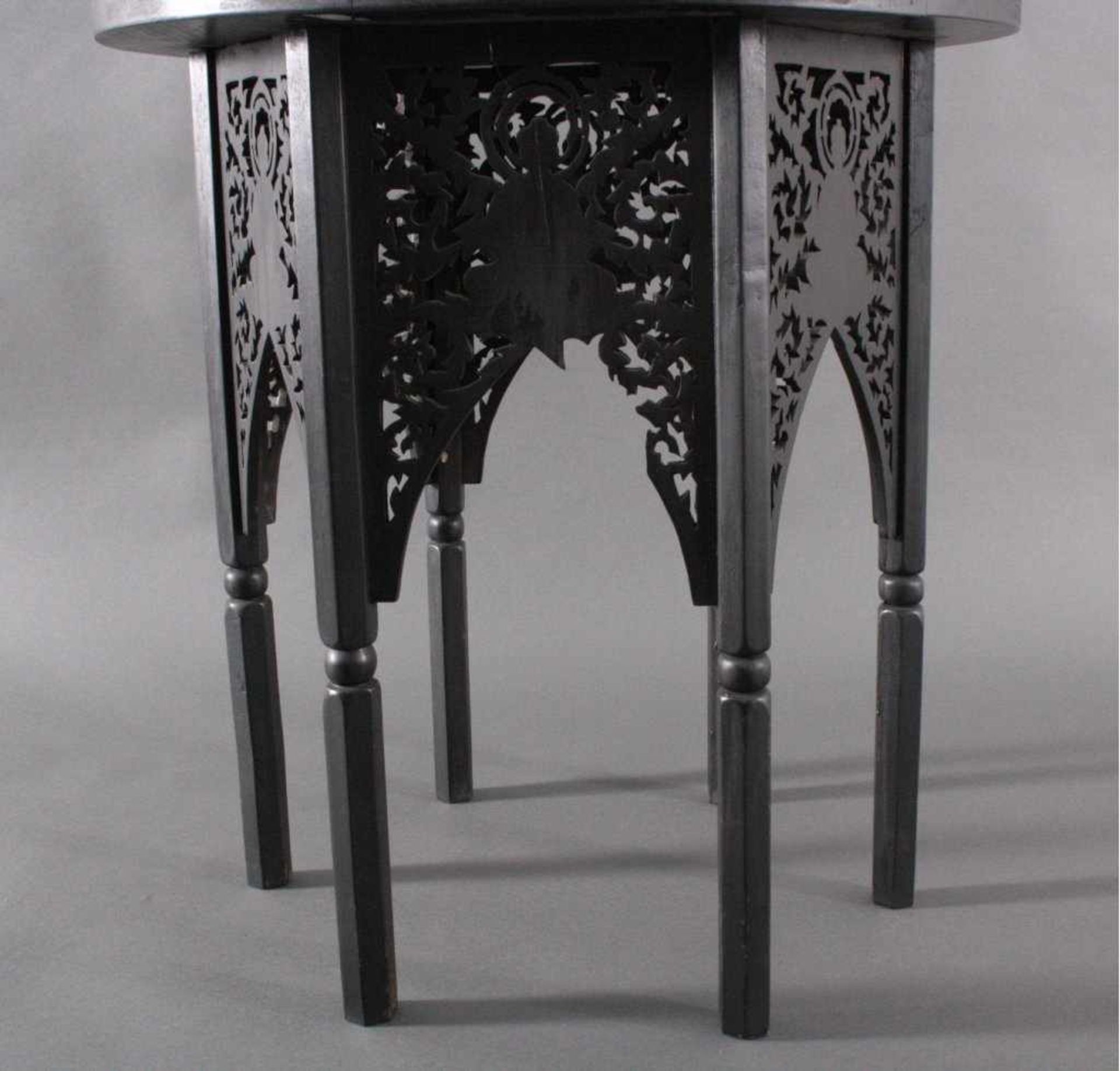 Kleiner Beistelltisch mit 2 Stühlen, ChinaMassiv, dunkles Holz, Runde Platte mitgeschnitztem - Bild 2 aus 3