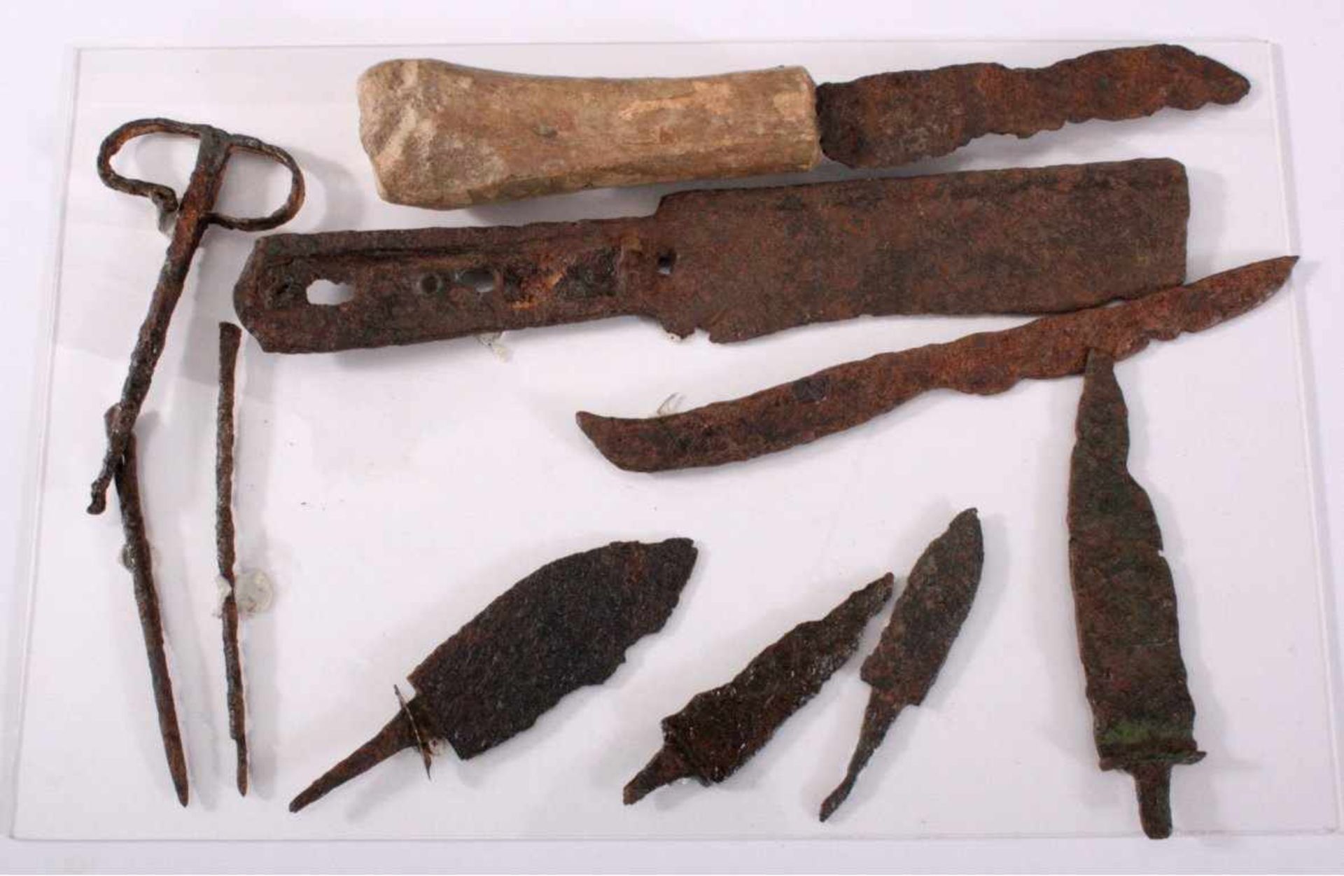 Konvolut antikes Werkzeug10 teilig, verschiedene Formen und Größen, u.a.Steinzeit-Beinknochen mit