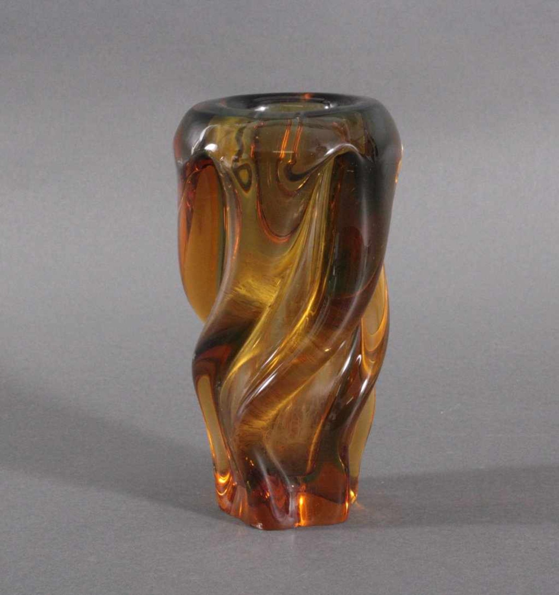 Murano-Vase aus den 60./70er JahrenKlarglas mit brauner Farbeinschmelzung, geschwungene Form,leichte