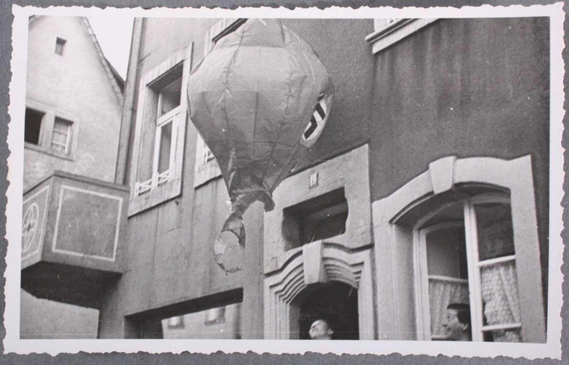 Postkarte/Foto 2. WKPrivates Foto eines kleinen Heißluftballons mit Hakenkreuzan einer Hauswand