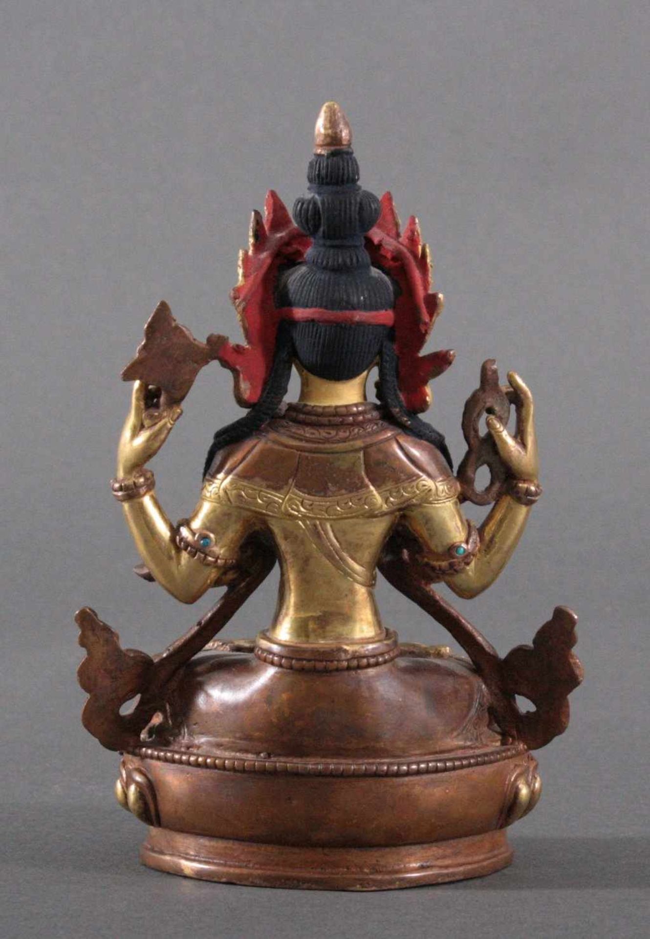 Bronzeskulptur Avalokiteshvara mit Türkisen , TibetFeuervergoldet, in jeder Hand - Bild 2 aus 3