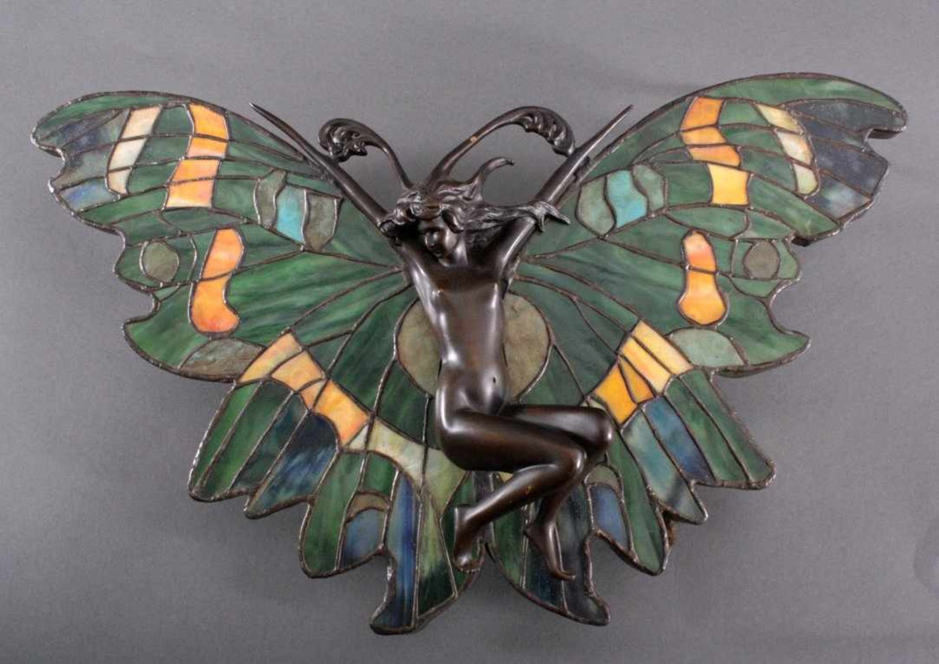 Figürliche Jugendstil-Wandlampe, 20. Jh.Tifanny-Stil, Schmetterlingsform mit Bronzefigur eines