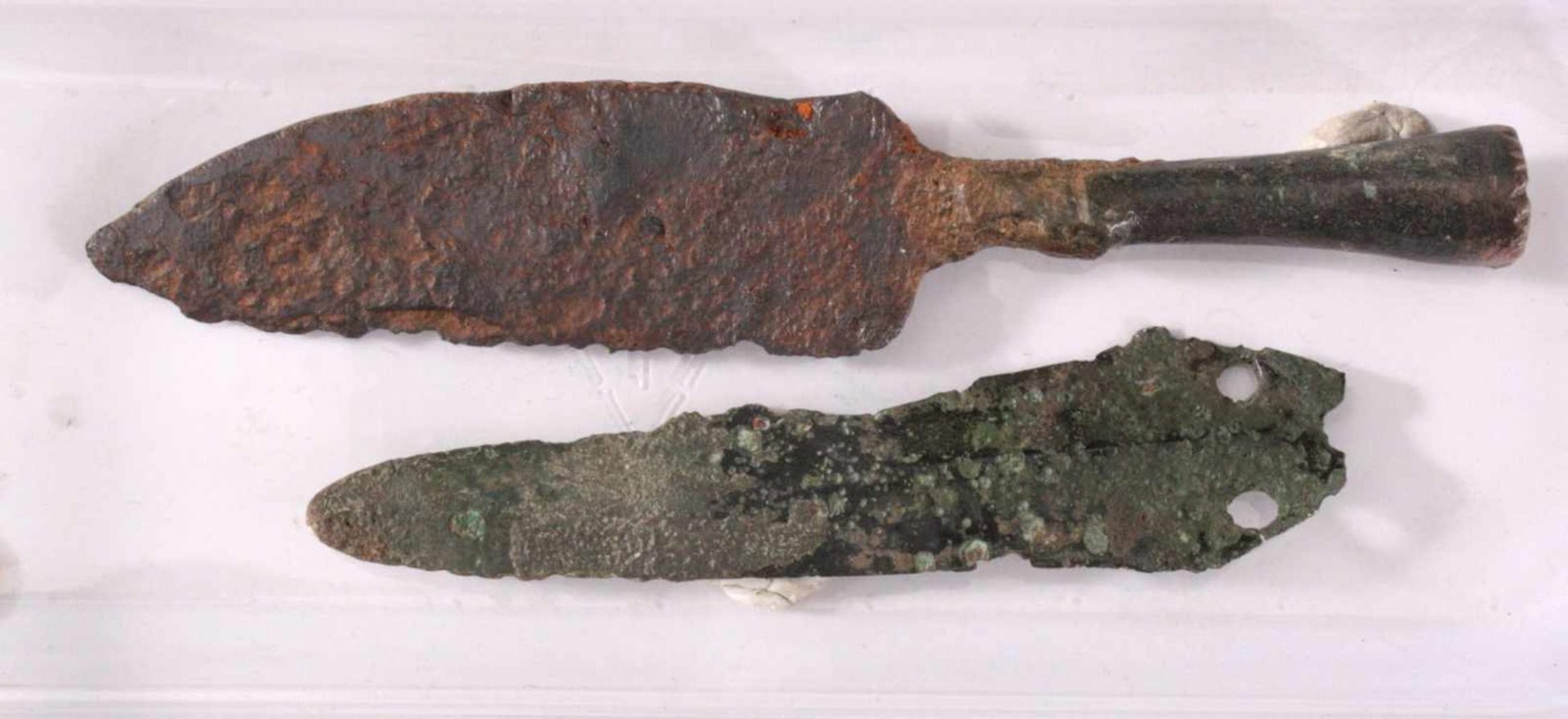 Keltischer Dolch und MesserMesser aus Eisen, ca. L- 11,5 cm.Dolch aus Bronze, ca. L- 8 cm