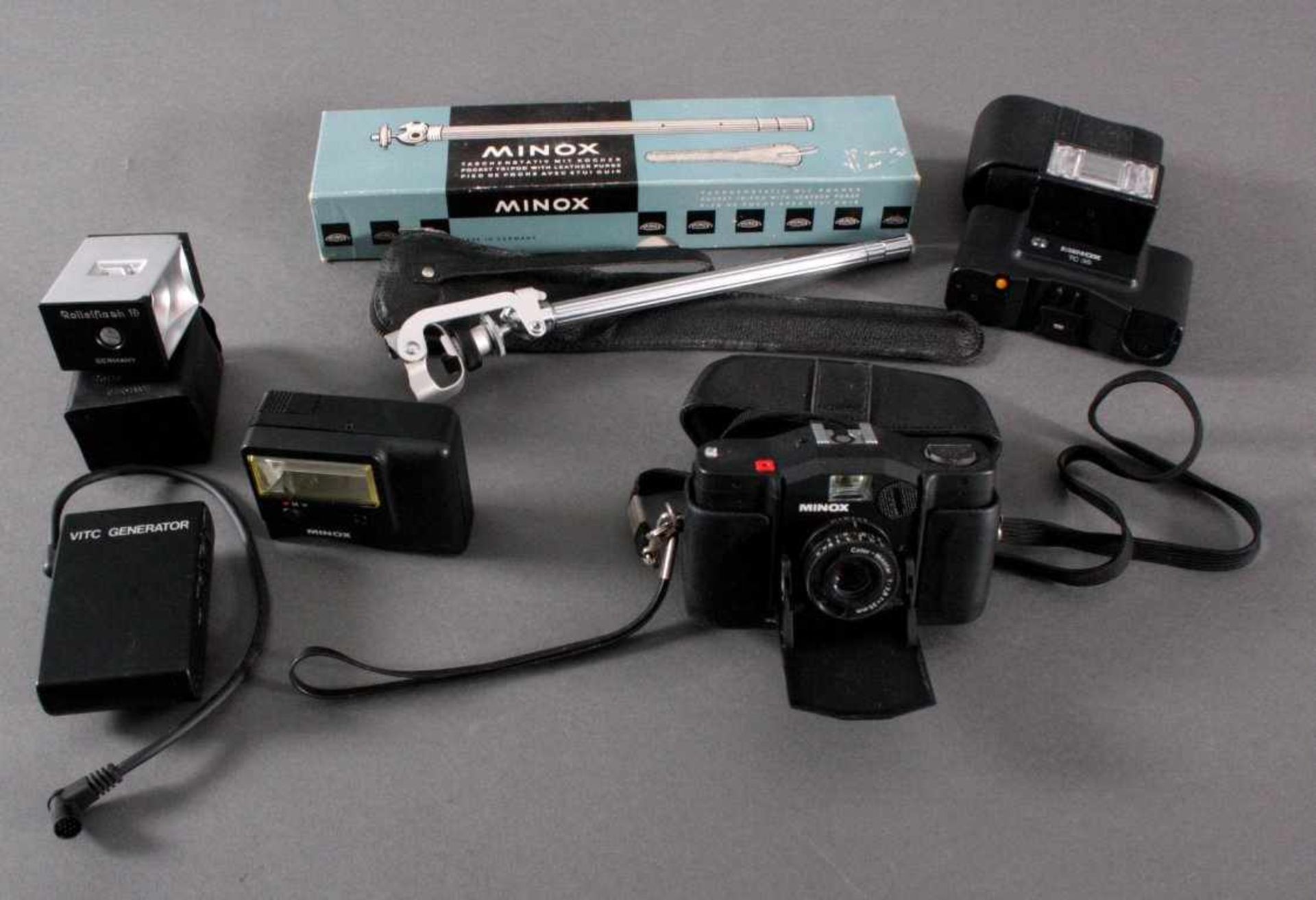 Minoxkamera mit Zubehör1 Kamera Minox 35 EL.1 VITC Generator.1 Zusatzblitz TC 35.1 Zusatzblitz FC