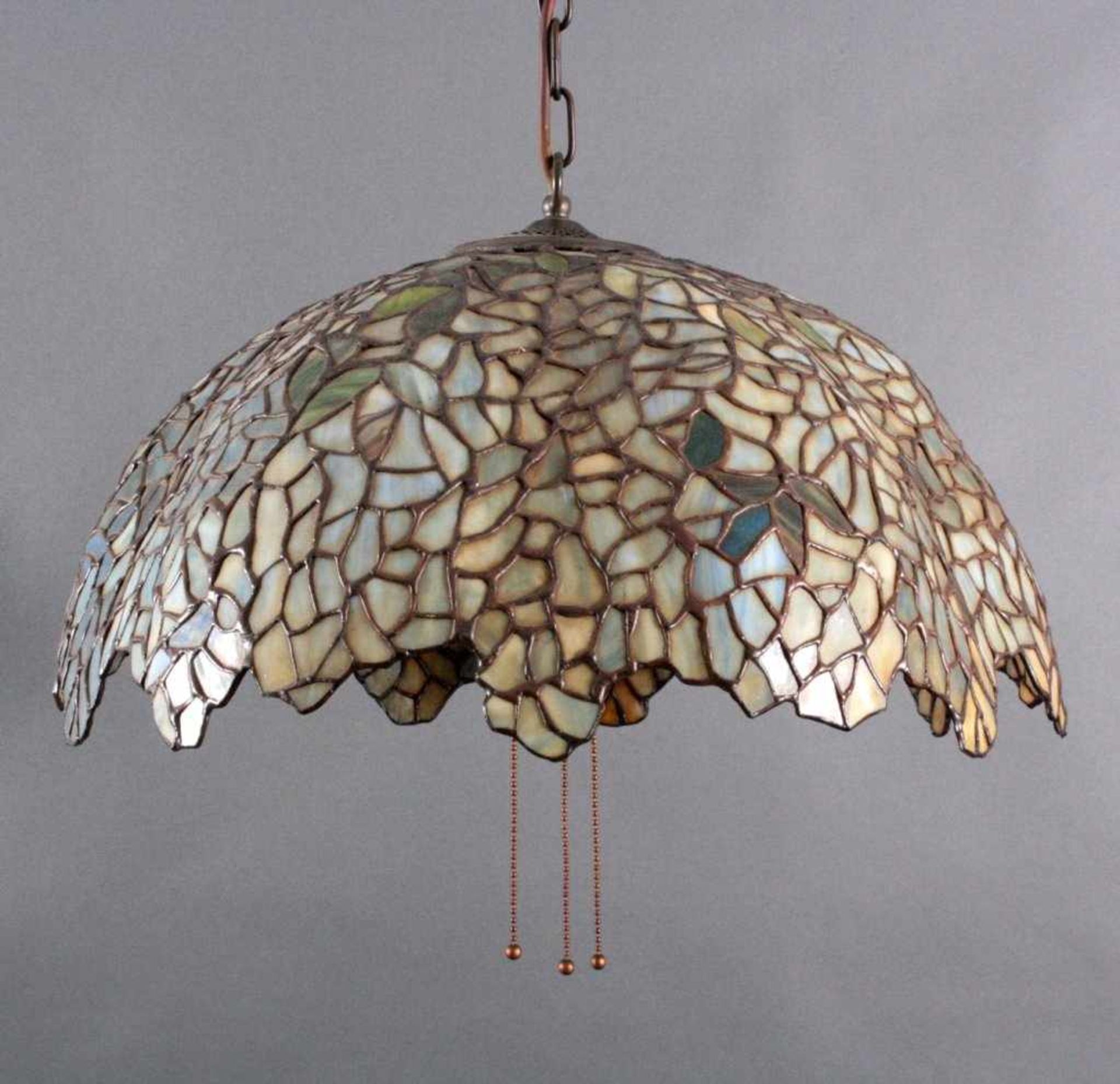 Tiffany-Stil Deckenlampe3-flammig, Höhe des Schirms 25 cm, D- 49 cm.Provenienz: Aus dem Nachlass des