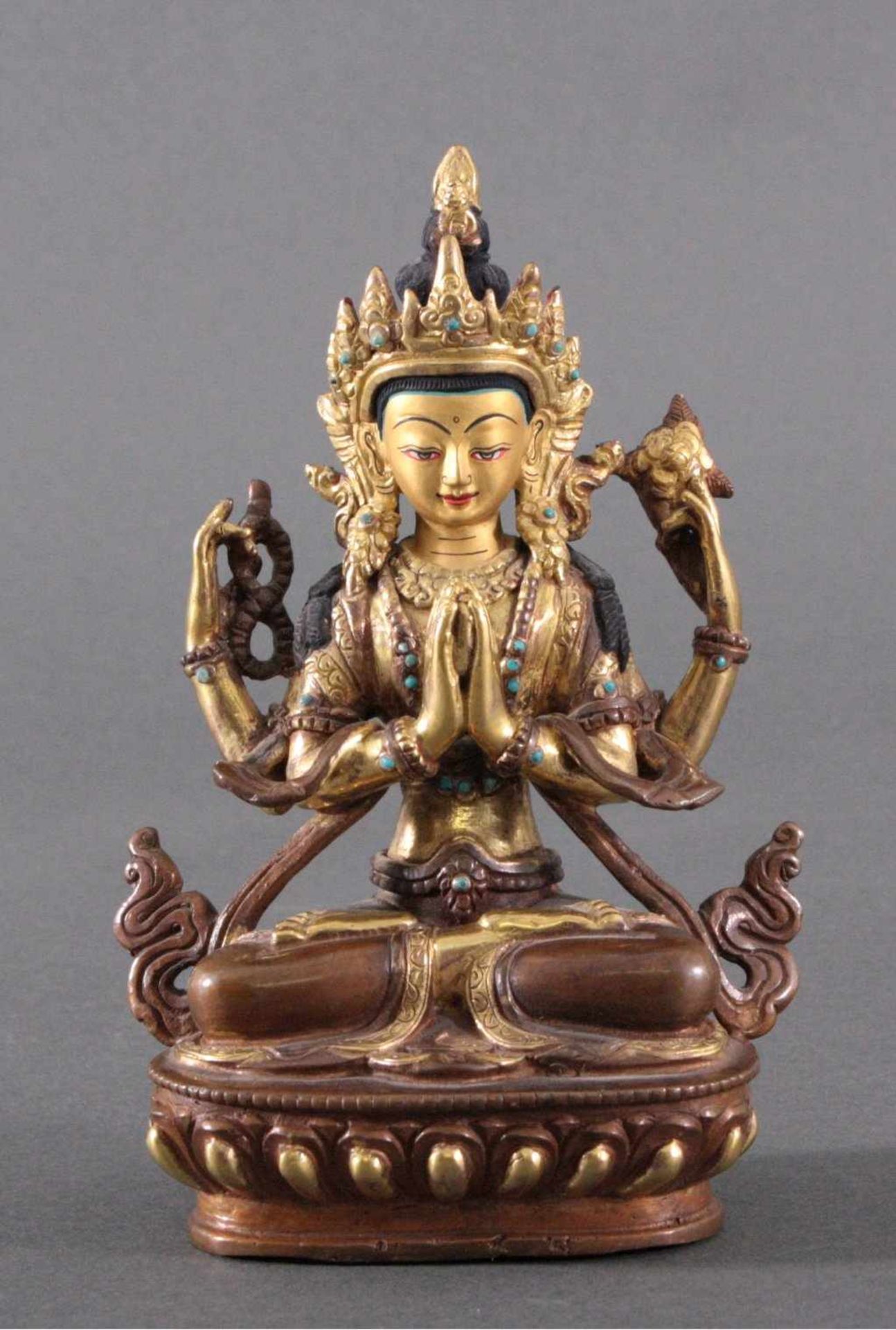 Bronzeskulptur Avalokiteshvara mit Türkisen , TibetFeuervergoldet, in jeder Hand